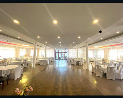 Local commercial - 744 m²