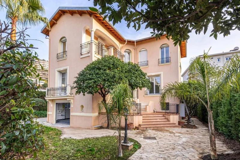 Maison - 315 m² - 10 pièces