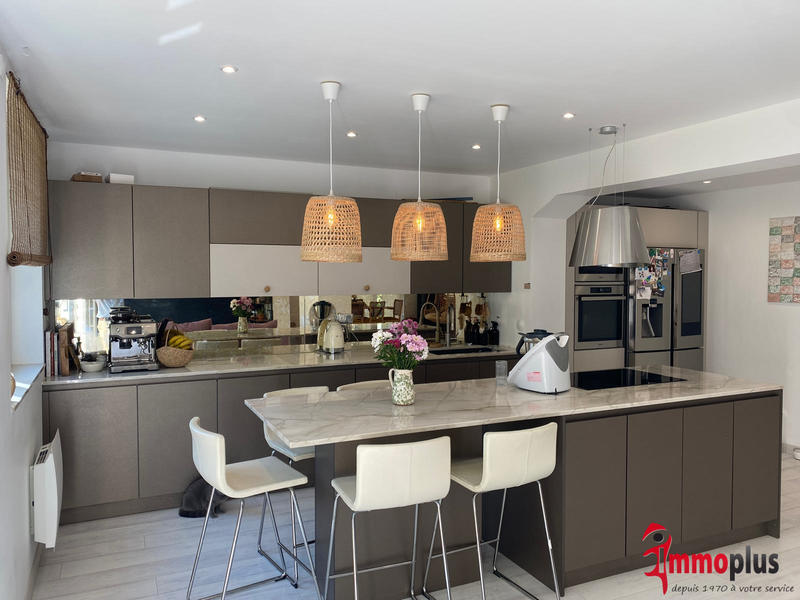 Maison - 200 m² - 8 pièces