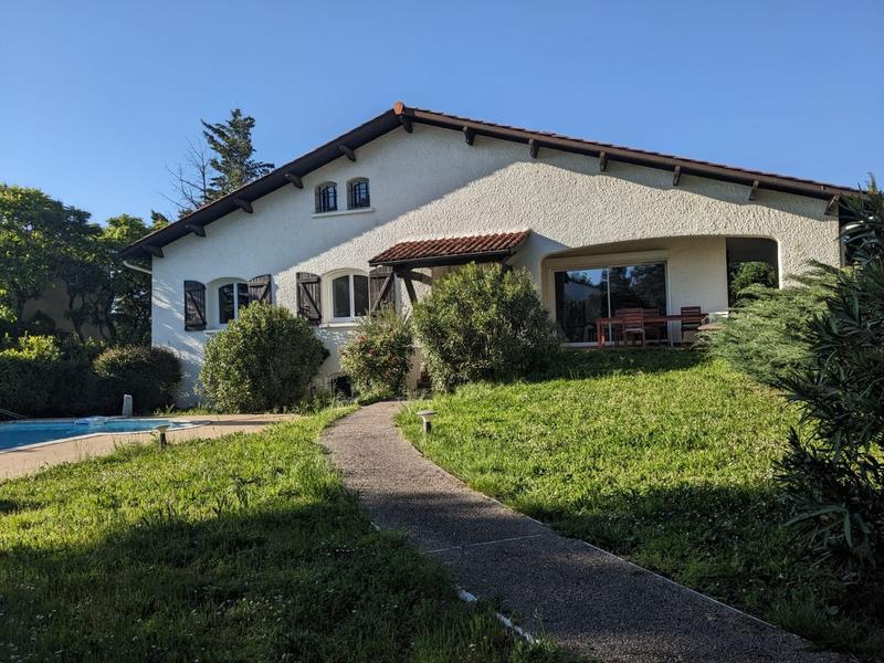 Maison traditionnelle - 210 m² - 8 pièces