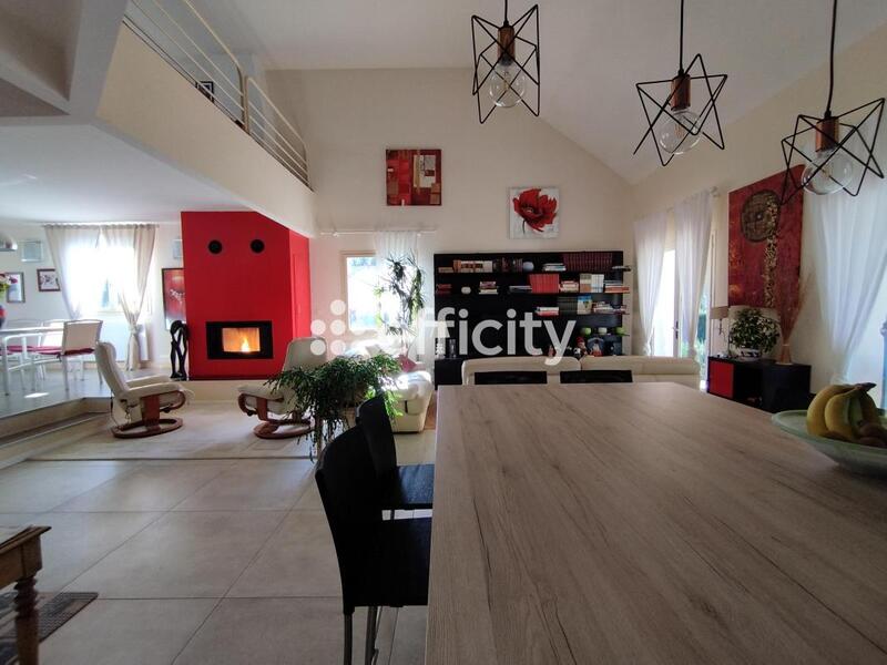 Maison - 220 m² - 7 pièces