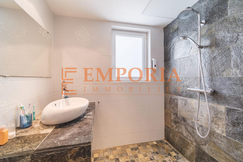 Maison - 180 m² - 8 pièces