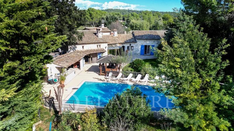 Propriété - 350 m² - 12 pièces