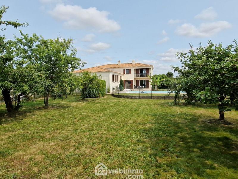 Maison - 275 m² - 8 pièces