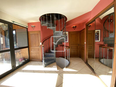 Maison - 298 m² - 12 pièces