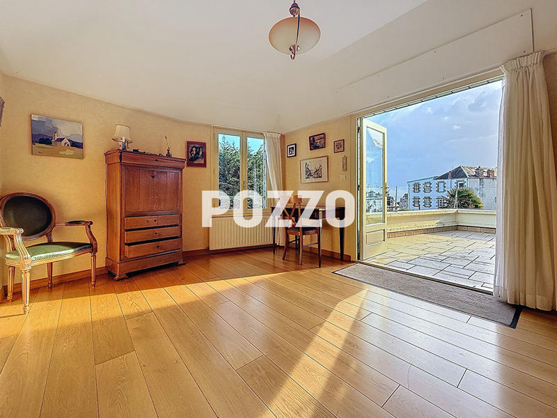 Maison - 201 m² - 8 pièces