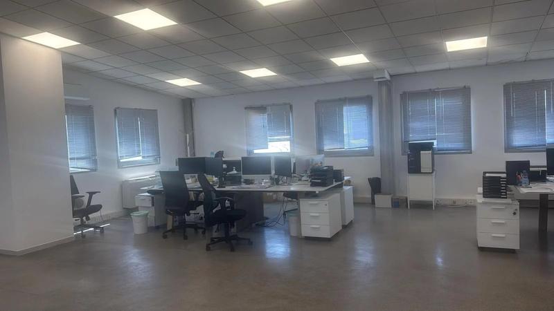 Entrepôt - 4 305 m²