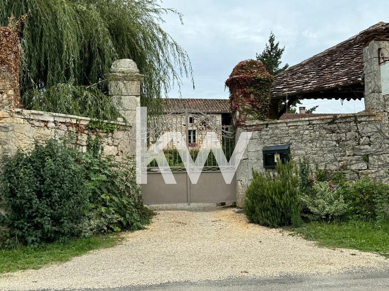 Propriété - 884 m² - 15 pièces