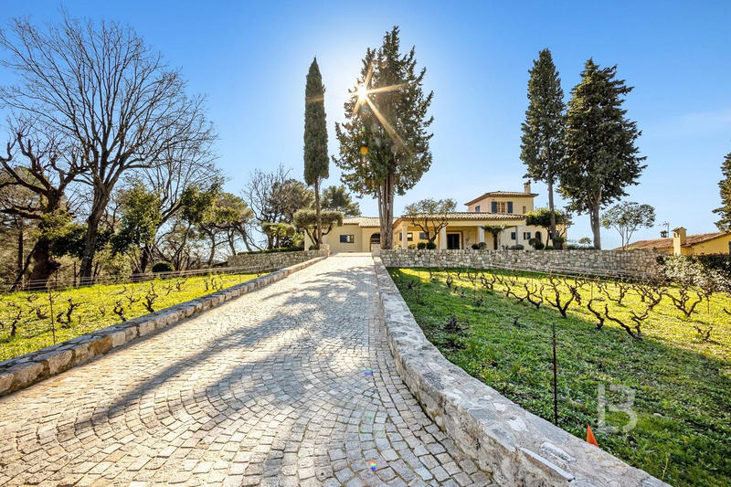 Maison - 390 m² - 12 pièces