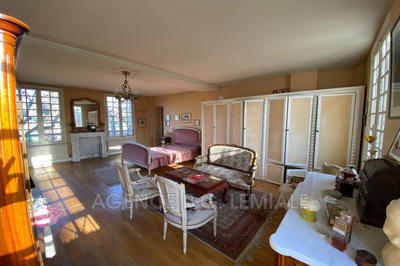 Maison - 250 m² - 12 pièces