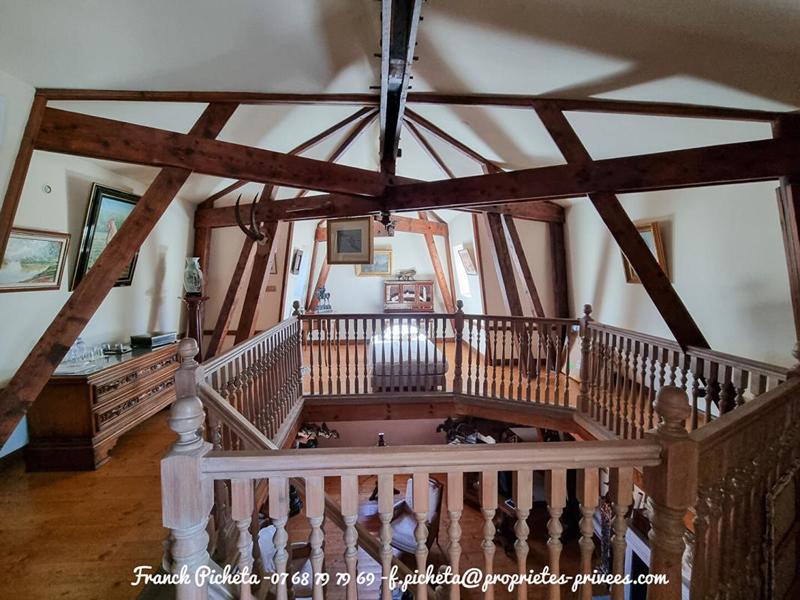 Demeure - 1 000 m² - 17 pièces