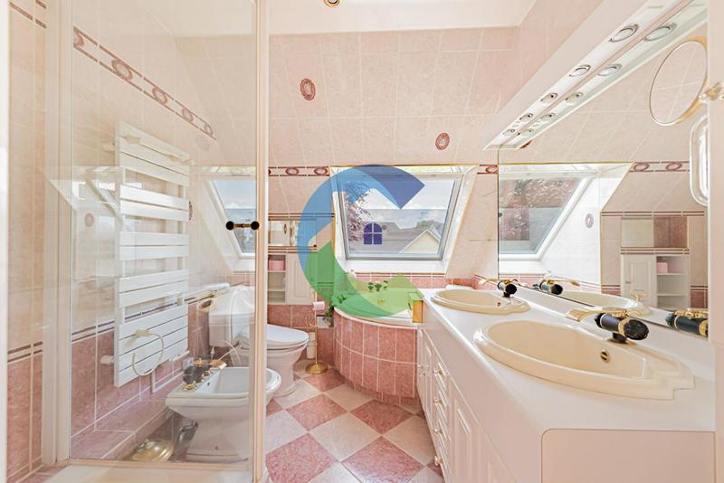 Maison - 215 m² - 8 pièces