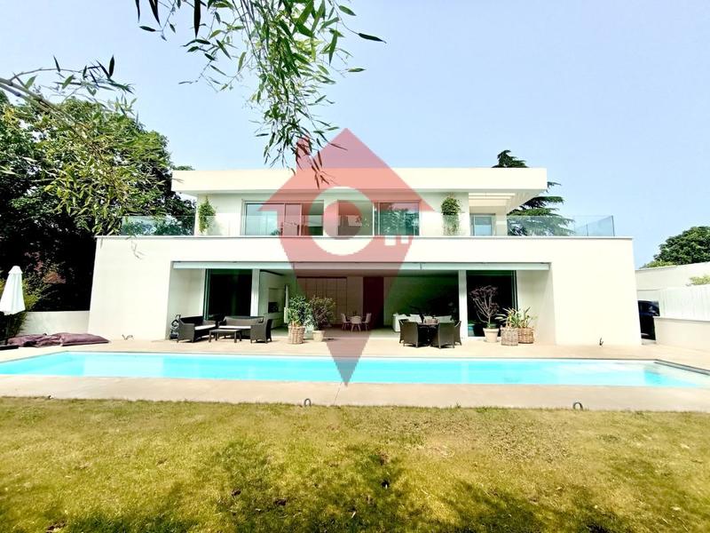 Maison - 285 m² - 8 pièces