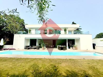 Maison - 285 m² - 8 pièces