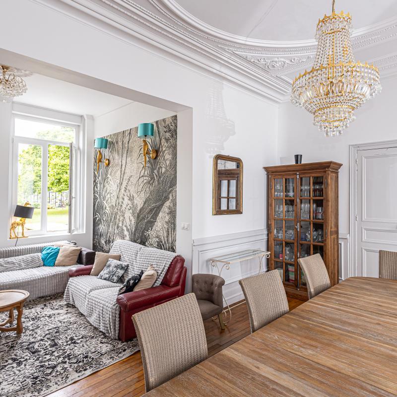 Maison - 330 m² - 10 pièces