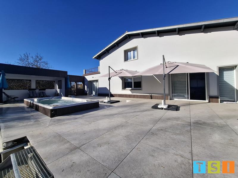 Maison - 263 m² - 8 pièces