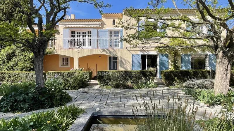 Maison - 385 m² - 8 pièces