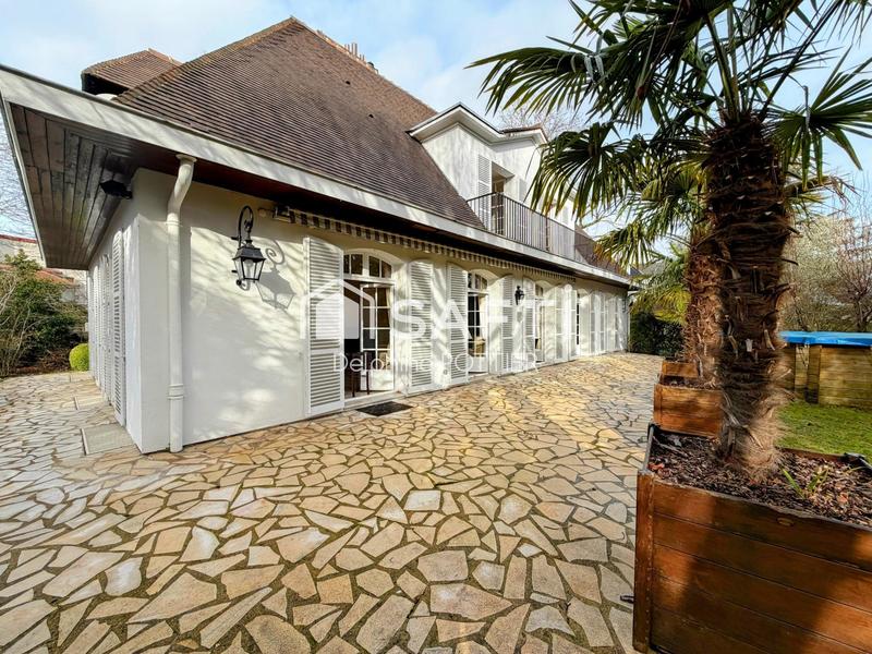 Maison - 232 m² - 8 pièces