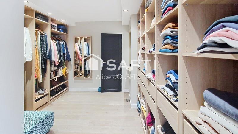 Maison - 210 m² - 8 pièces