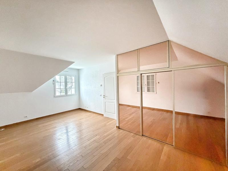 Maison - 239 m² - 8 pièces