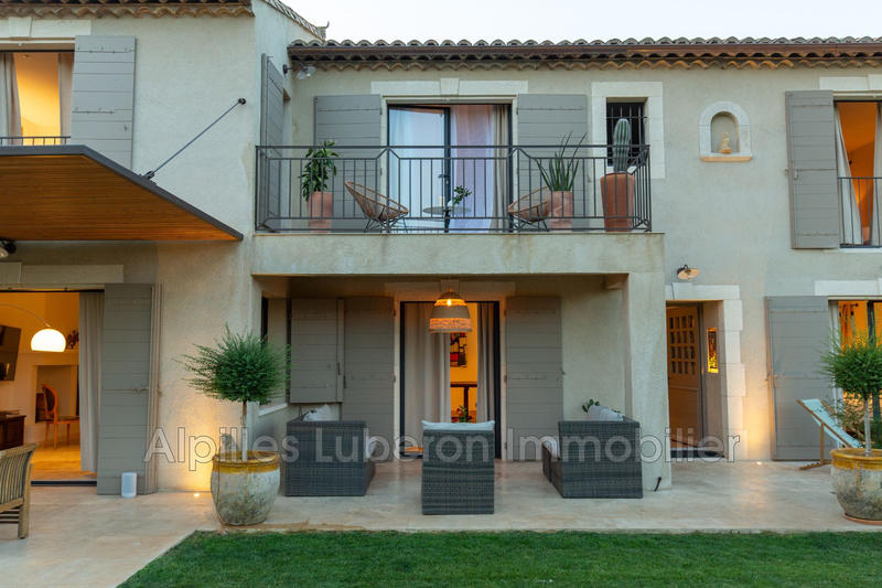 Propriété - 250 m² - 6 pièces