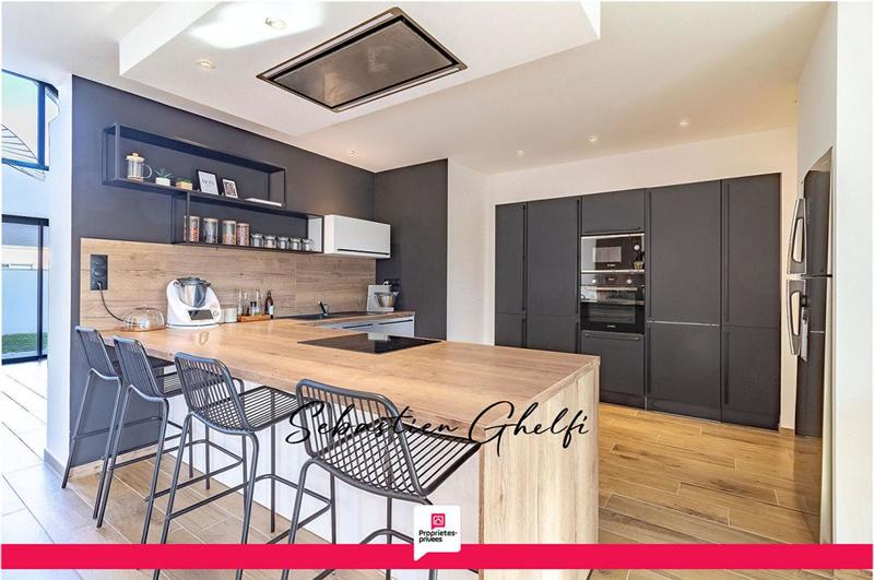 Maison - 182 m² - 8 pièces