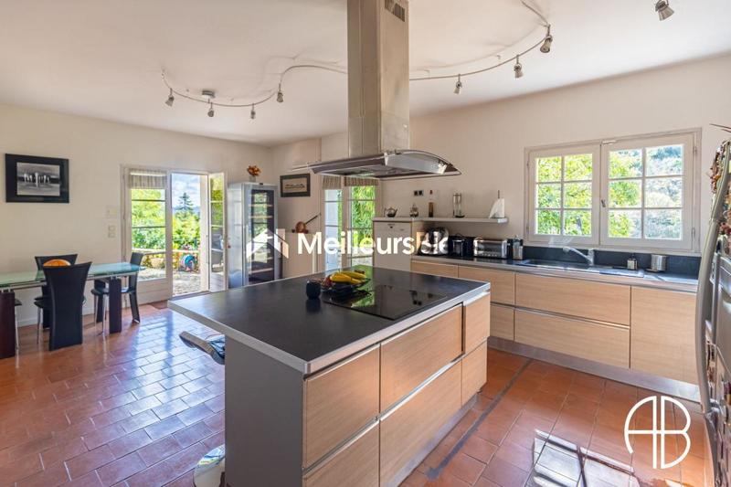 Maison - 288 m² - 13 pièces