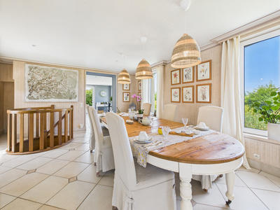 Maison - 230 m² - 7 pièces
