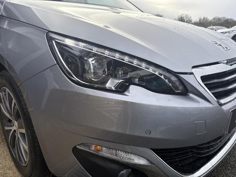 Peugeot 308 1.2l 130 Cv Allure Bvm 6 - Entretient Complet Camera Radar Avant et Arriere Feux Led