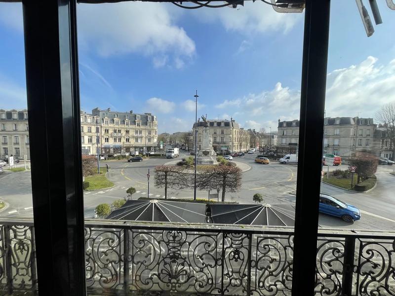 Magasins - 1 161 m² - 9 pièces