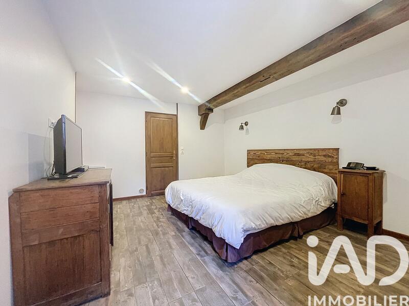 Maison - 330 m² - 9 pièces