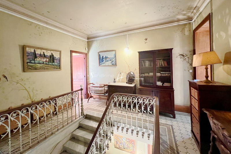 Maison - 334 m² - 10 pièces