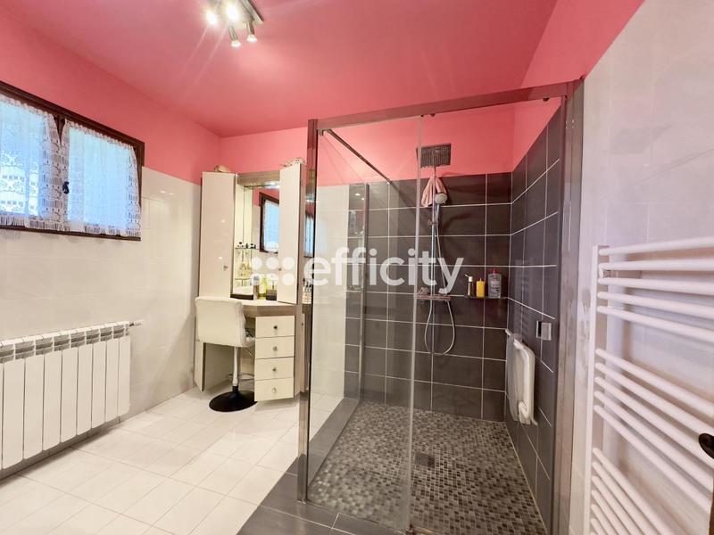 Maison - 220 m² - 7 pièces