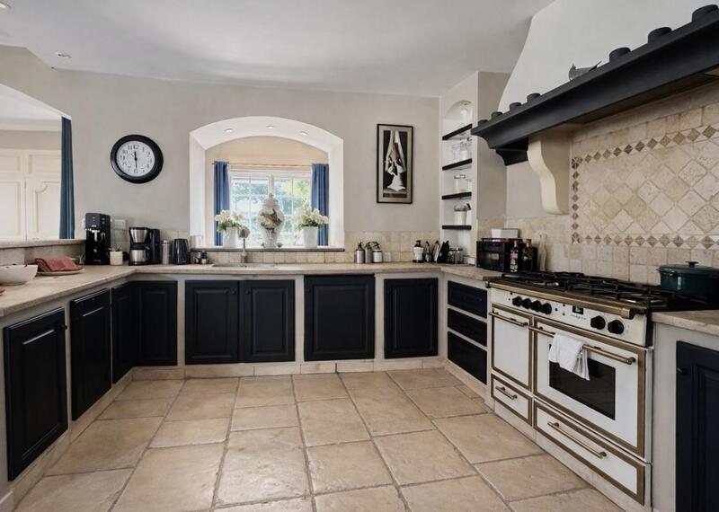 Propriété - 254 m² - 6 pièces