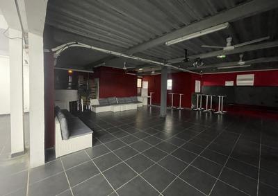 Local commercial - 677 m²