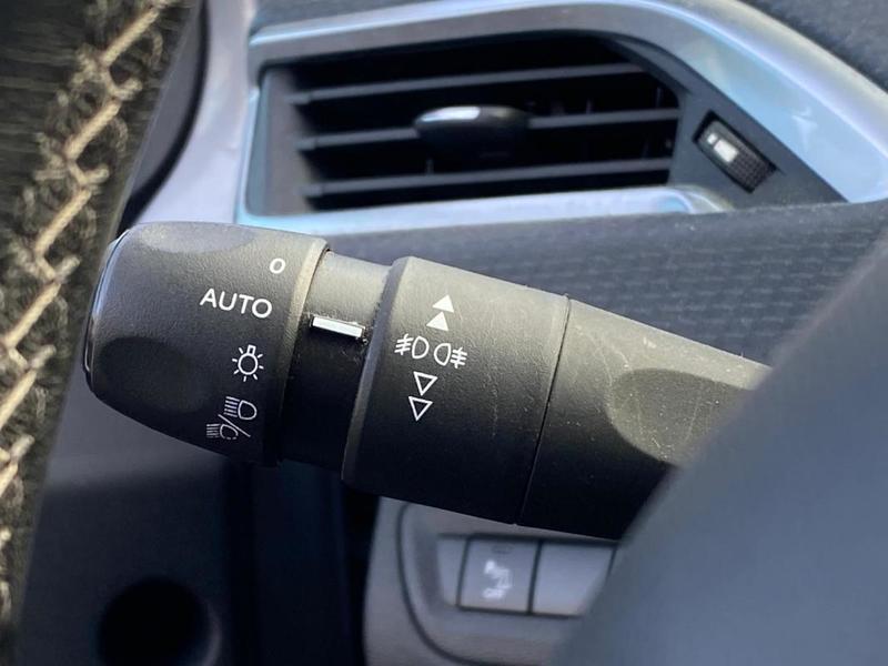 Peugeot 2008 1.6 Bluehdi 100cv Carplay/Radars Ar/Roue de Secours/Gps