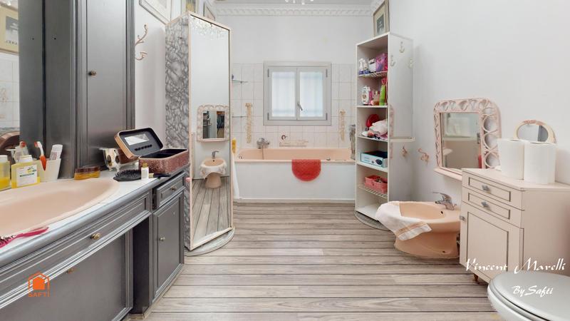 Maison - 232 m² - 6 pièces