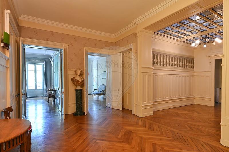 Appartement - 288 m² - 8 pièces