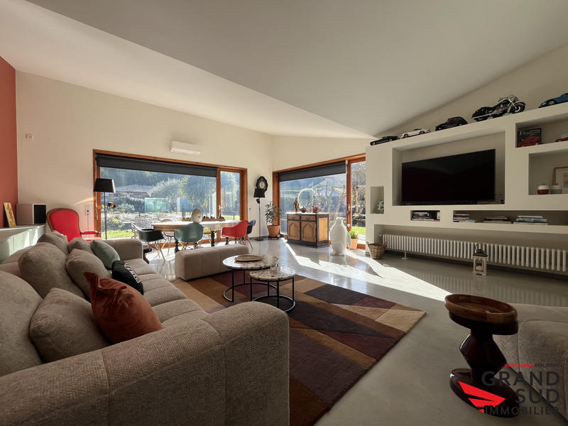 Maison - 237 m² - 8 pièces