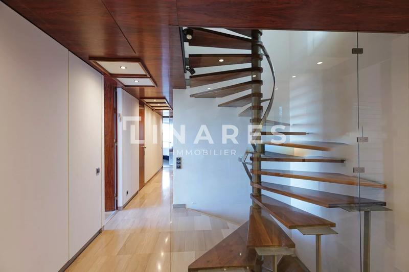 Maison - 313 m² - 9 pièces