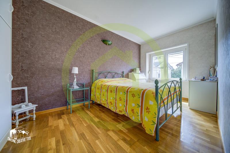 Maison - 225 m² - 8 pièces