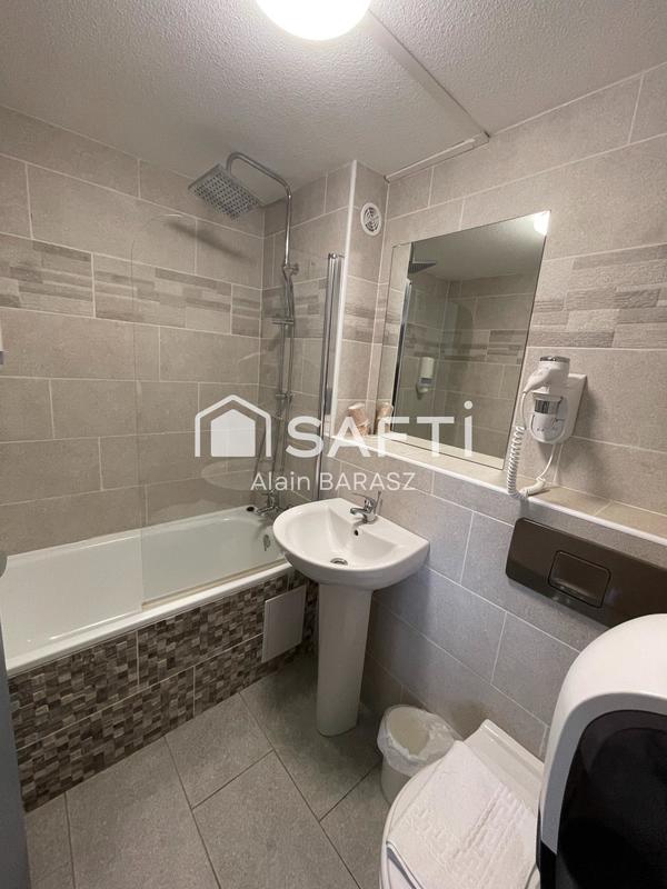 Local commercial - 1 050 m² - 50 pièces