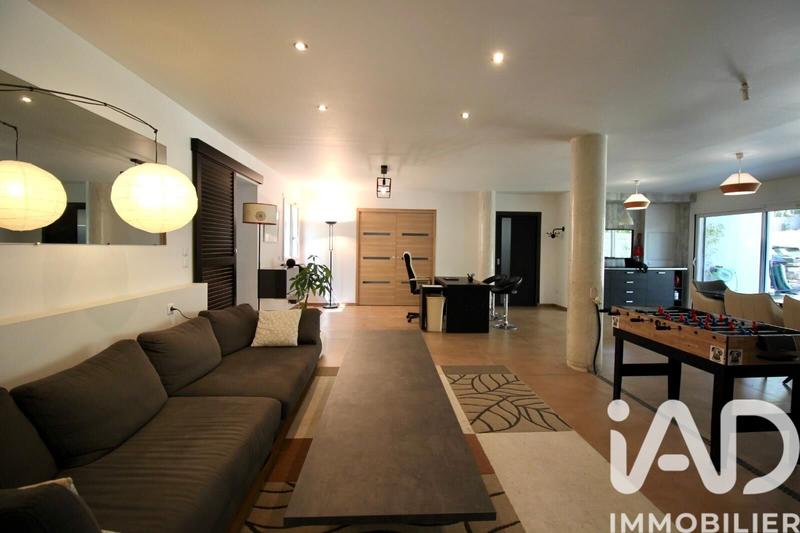 Maison - 235 m² - 7 pièces