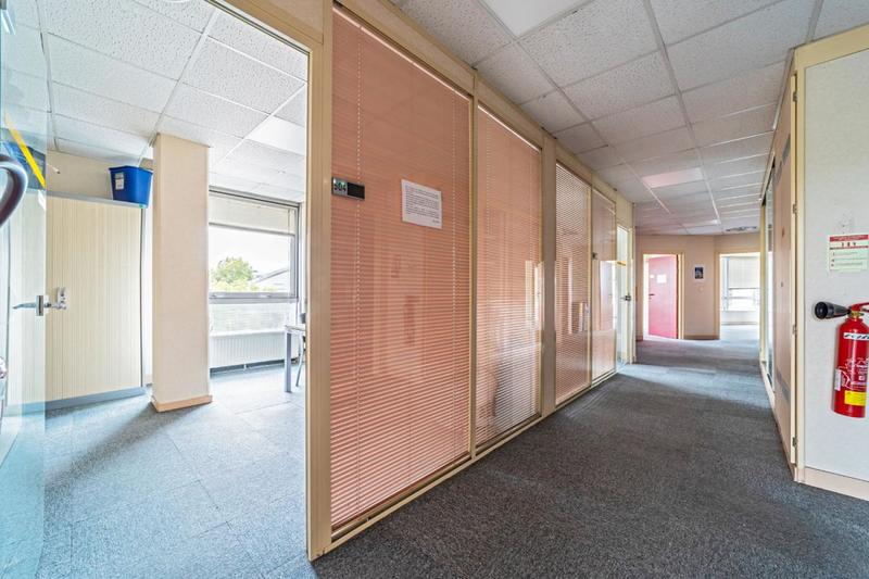 Bureau - 1 636 m²