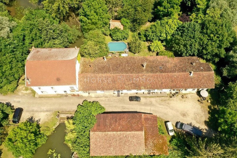 Propriété - 900 m² - 25 pièces