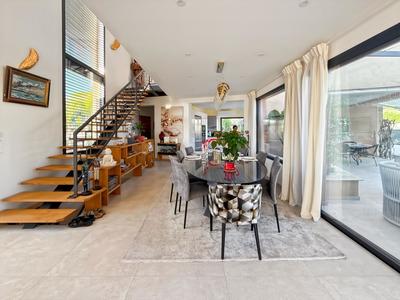 Maison - 311 m² - 5 pièces