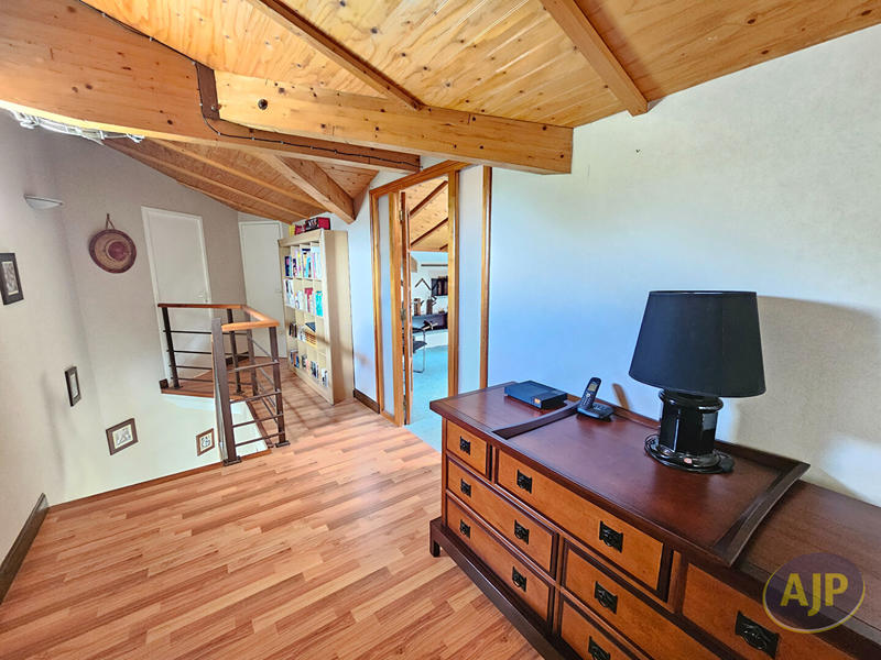 Maison - 240 m² - 6 pièces