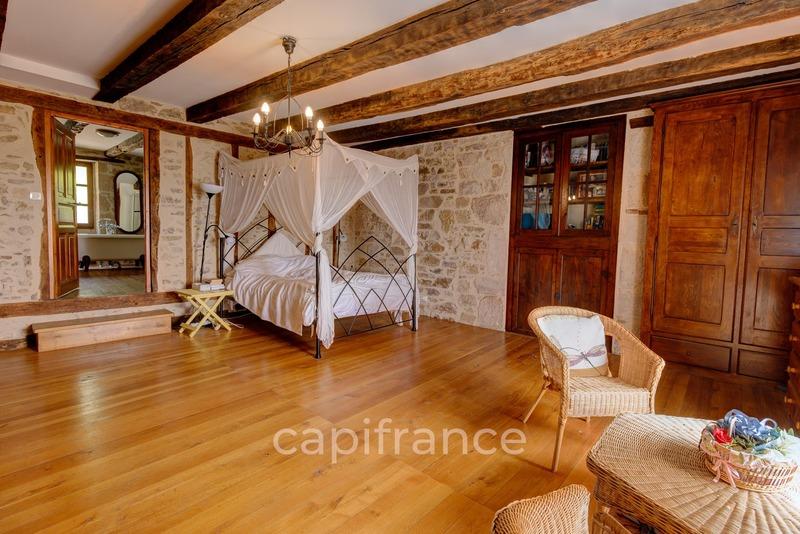 Propriété - 630 m² - 18 pièces