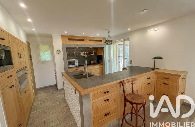 Maison - 245 m² - 9 pièces