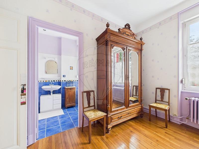 Maison - 210 m² - 10 pièces